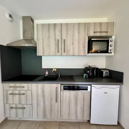 4-Person Apartment 50 M From Skyvall Apartman