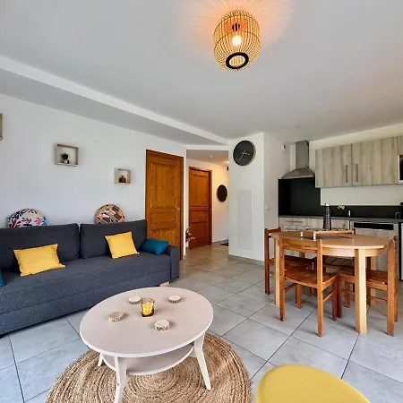 Apartman 4-Person Apartment 50 M From Skyvall *