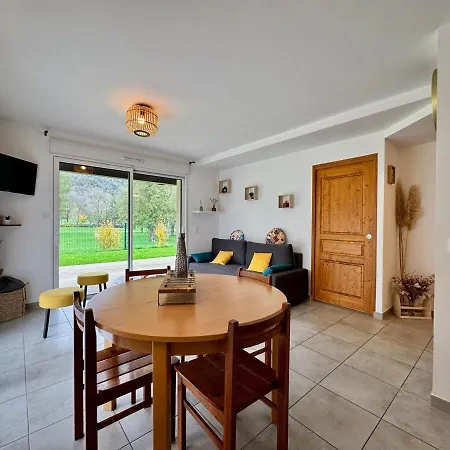 4-Person Apartment 50 M From Skyvall Apartman